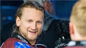 Die Fischtown Pinguins bestreiten gegen Augsburg ihr 295. DEL-Spiel Mann mit langen Haaren lächelt.