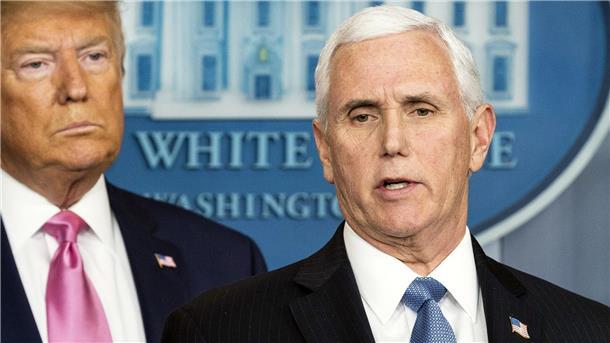 Medien: Ermittler finden Geheimdokument bei Ex-Vize Pence Mike Pence (r) war bis 2021 US-Vizepräsident unter Donald Trump.