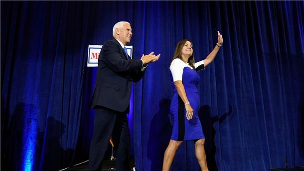 Pence startet Wahlkampf mit verbalem Angriff auf Trump Mike Pence, republikanischer Präsidentschaftskandidat und ehemaliger Vizepräsident der USA, und seine Frau Karen kommen zu einer Wahlkampfveranstaltung.