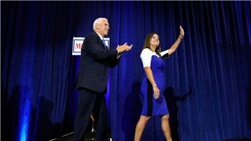 Mike Pence, republikanischer Präsidentschaftskandidat und ehemaliger Vizepräsident der USA, und seine Frau Karen kommen zu einer Wahlkampfveranstaltung.