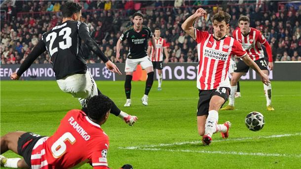 Mikel Merino (l) vom FC Arsenal trifft zum 0:3.