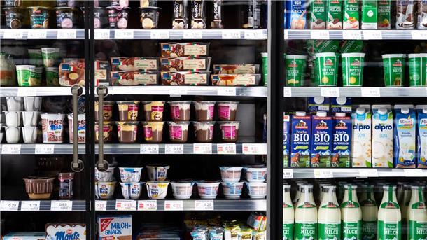 Molkerei-Verband erwartet weitere Preissteigerungen  Milchprodukte stehen in einem Supermarktregal.
