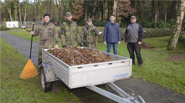 Militärpfarrer Andreas Spelmeyer (links) hatte die Idee, Sandbostels Gemeindebürgermeister Michael Behnken (Zweiter von rechts) und Gemeindegärtner Matthias Heitmann fanden sie super. Also packten 35 Soldaten der Logistikschule der Bundeswehr in Garlstedt einen Tag lang auf der Kriegsgräberstätte in Sandbostel mit an.