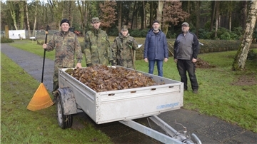 Militärpfarrer Andreas Spelmeyer (links) hatte die Idee, Sandbostels Gemeindebürgermeister Michael Behnken (Zweiter von rechts) und Gemeindegärtner Matthias Heitmann fanden sie super. Also packten 35 Soldaten der Logistikschule der Bundeswehr in Garlstedt einen Tag lang auf der Kriegsgräberstätte in Sandbostel mit an.