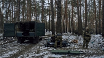 Militärsanitäter legen die Leiche eines in einem Gefecht in Kremenna getöteten Soldaten in einen Leichensack.