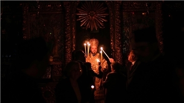 Millionen orthodoxe Christen in aller Welt haben in der Nacht zum Sonntag das Osterfest eingeläutet - auch der christlich-orthodoxe Metropolit Maximos von Selyvria (M).