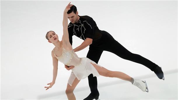 Hase/Volodin mit starkem Auftakt in Olympia-Saison Minerva Hase (l) und Nikita Volodin liegen nach dem Kurzprogramm bei der Nebelhorn Trophy in Oberstdorf auf Platz zwei.