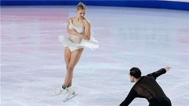 Eiskunstlauf-Paar Hase/Wolodin vor Titelverteidigung bei DM Minerva Hase (l) und Nikita Wolodin liegen bei der deutschen Meisterschaft in Oberstdorf nach dem Kurzprogramm in Führung.