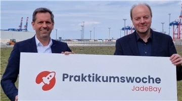 Minister Olaf Lies (links) ist Schirmherr der Aktion. Frank Schnieder, Geschäftsführer der Jadebay, und er hoffen, dass möglichst viele Firmen Praktikumsplätze anbieten werden.