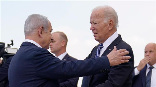 Ministerpräsident Benjamin Netanjahu (l) empfängt US-Präsident Joe Biden auf dem internationalen Flughafen Ben Gurion.