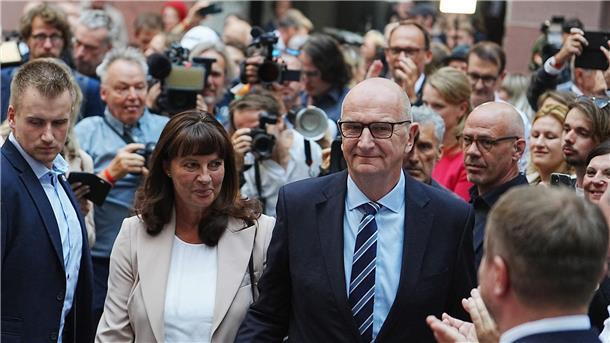Ministerpräsident Dietmar Woidke lässt sich von seiner Partei feiern.