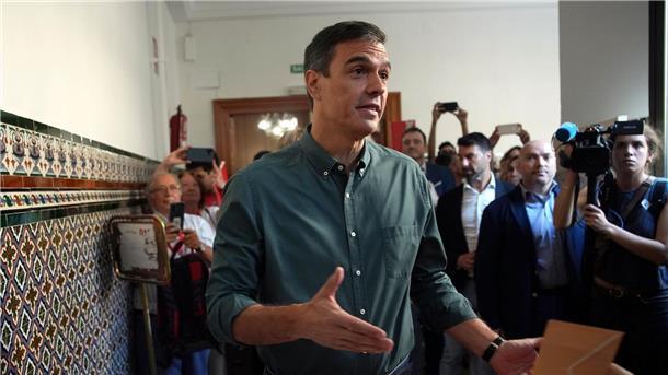 Wahl in Spanien ohne klaren Sieger - Wiederholung möglich Ministerpräsident Pedro Sánchez bei der Stimmangabe in Madrid.