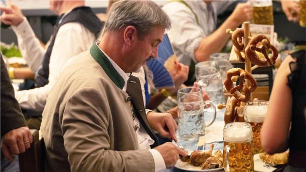 190. Oktoberfest: „Gegen die Krisen der Welt“ Ministerpräsident Söder beim Essen.