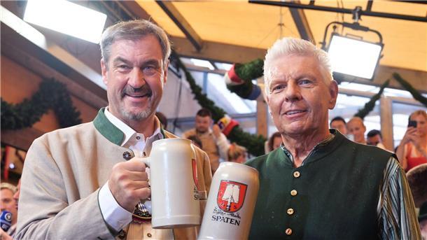 190. Oktoberfest: „Gegen die Krisen der Welt“ Ministerpräsident Söder (l.) und Münchens OB Reiter (r.) stoßen an.