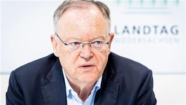 Ministerpräsident Stephan Weil (SPD) sieht dringenden Bedarf an mehr Zuwanderung und Weiterbildung auf dem niedersächsischen Arbeitsmarkt.