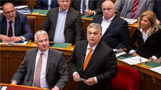 „Ein historischer Tag“: Schwedens Weg in die Nato ist frei Ministerpräsident Viktor Orban (r) spricht im Parlament in Budapest.