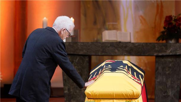 Bewegender Abschied von Wolfgang Schäuble in der Heimat Ministerpräsident Winfried Kretschmann legt nach seiner Rede die Hand auf Schäubles Sarg.