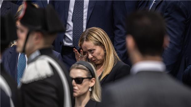 „Grazie Silvio!“: Italien verabschiedet Berlusconi Ministerpräsidentin Giorgia Meloni (hinten M.) nimmt an der Trauerfeier für ihren Amtsvorgänger teil.