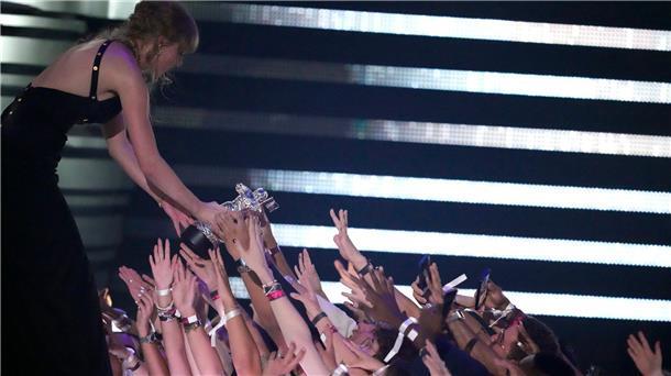 „Swiftmania“: Warum Taylor Swift so erfolgreich ist Mir Preisen überhäuft: Bei den MTV Video Music Awards teilt Taylor Swift ihre Freude mit ihren Fans.
