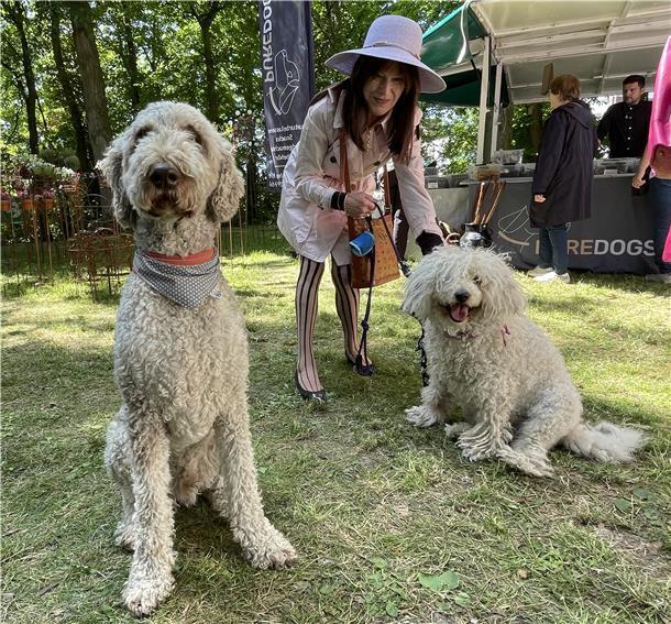 Mira Holzer aus Bremerhaven ist mit ihrem Hund Tadzio zur Landpartie gekommen. Links daneben sitzt Theo, der Hund von Nordenhams Citymanagerin Ilona Tetzlaff.