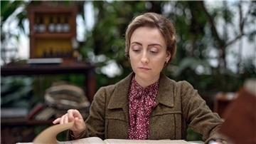 Miriam Rothschild (Alina Fritsch) führt das Publikum durch die Geschichte der Familiendynastie in einer Szene aus „Die Rothschild-Saga“.
