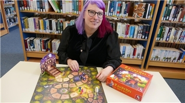 Miriam Tietmeyer, Leiterin der Loxstedter Gemeindebücherei, freut sich über die gute Resonanz auf das Angebot: Moderne Gesellschaftsspiele wie dieses werden bei den Nutzern der Bücherei immer beliebter und können auch gleich vor Ort ausprobiert werden.