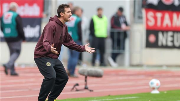 Kloses Nürnberger nach Zittersieg auf Klettertour Miroslav Klose musste am Spielfeldrand bis zum Ende um den knappen Sieg bangen.