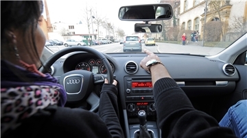 Mit 17 hinters Steuer: Bei Einführung des „Führerscheins mit 17“ reizte das viele Jugendliche. Inzwischen geht der Trend zurück, auch im Cuxland.