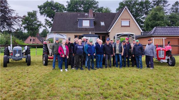 Traktorfreunde folgen Spuren des Moorkommissars Menschen und Traktoren haben sich zu einem Gruppenfoto aufgestellt. Mit 18 Traktoren unterwegs: Die Teilnehmer der Moordörfer-Tour besuchten geschichtsträchtige Orte und erinnerten an das Wirken von Jürgen Christian Findorff.
