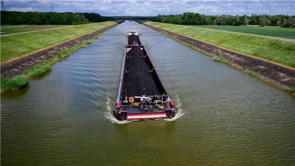Technik gegen Personalmangel: Schiff fährt ferngesteuert Mit 2.500 Tonnen Kohle an Bord fährt die „Niedersachsen 2“ ferngesteuert durch den Elbe-Seitenkanal. Der Kapitän sitzt 400 Kilometer entfernt.