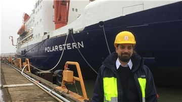 Mit 34 Jahren der Kapitän eines Forschungseisbrechers. Für Moritz Langhinrichs wird ein Traum wahr. Er gehört zum dreiköpfigen Kapitäns-Team der „Polarstern" - und ist im Trio der Jüngste. NORD|ERLESEN erzählt, wie er zu dem Job gekommen ist und welche Fahrt er in die Antarktis mitmacht.