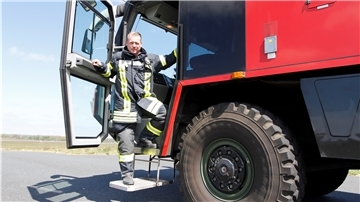 Mit 34 Jahren gehört Oberbrandmeister Sebastian Kraus zu den Jüngsten bei der Bundeswehr-Feuerwehr auf dem Nordholzer Fliegerhorst. Der Altersdurchschnitt liegt bei über 50 Jahren.