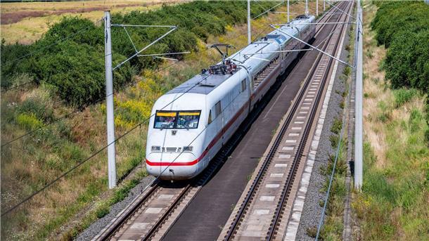 Testzug fährt Tempo 405 zwischen Erfurt und Leipzig Mit 405 Kilometer pro Stunde rauschte der Zug mit dem Testwagen über die Strecke zwischen Erfurt und Leipzig.