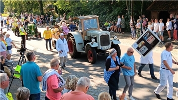 Mit 42 Wagen und Menschengruppen waren einige Hundert Leute auf der Straße in Elsdorf unterwegs.