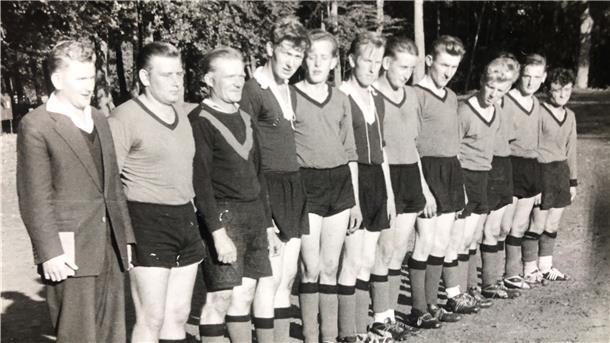 Mit 76 Jahren immer noch am Ball: Kurt Wrieden, hier mit Enkel Tjark auf dem Arm, feiert in diesem Sommer runde 60 Jahre als bei Punktspielen aktiver Fußballer.