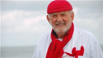 Jürgen Gosch, Inhaber der nach ihm benannten Handels- und Restaurantkette Gosch, steht in der Nähe seines Restaurant am Lister Hafen auf Sylt. 