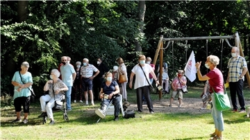 Mit Abstand und Masken demonstrieren rund 100 Menschen gegen die Schließung des Heims.
