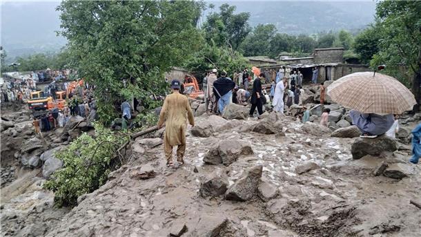 Mehr als 365 Tote nach Sturzfluten in Himalaya-Region Mit allem, was verfügbar ist, suchen Einsatzkräfte und Anwohner nach Vermissten und Verschütteten nach der Sturzflut im Norden Pakistans.