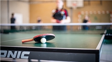 Mit ausreichend Sicherheitsabstand zwischen den Tischen dürfen 22 Nachwuchsspieler in der Sporthalle ihr Training im Tischtennis absolvieren.