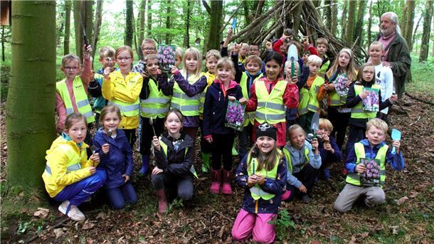 Mit Begeisterung haben die 31 Mädchen und Jungen der Grundschule Lunestedt 150 Krokusse gepflanzt.