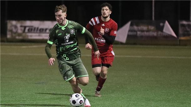 In der Fußball-Bezirksliga spielt der TSV Abbehausen gegen den VfR Wardenburg. Im Bild ist Bent Ehmann (links).