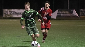In der Fußball-Bezirksliga spielt der TSV Abbehausen gegen den VfR Wardenburg. Im Bild ist Bent Ehmann (links).