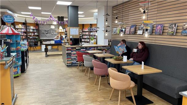 Mit bequemen Bänken sowie Stühlen mit kleinen Tischen hat die Buchhändlerin Anne von Bestenbostel für eine angenehme Atmosphäre gesorgt.