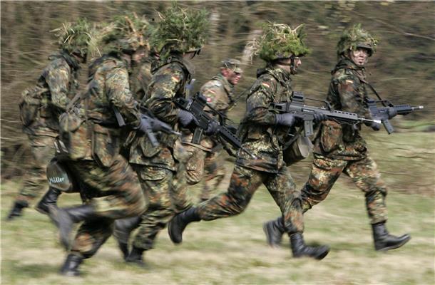 Wehrpflicht zurück? Bremerhavener Kommandeur Seidl mit klarer Haltung Soldaten mit Uniform und Gewehren