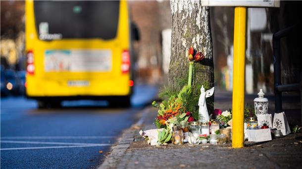 Bündnis: Notfallrettung in Deutschland ist gefährdet Mit Blumen und Kerzen wird der 15-Jährigen gedacht, die nach einem Unfall mit einem Bus gestorben ist.