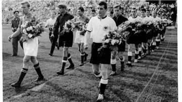 Mit Blumensträußen für die Zuschauer betraten die Mannschaften am 21. August 1955 den Rasen im Dynamo-Stadion – die Sowjetunion mit Kapitän Igor Netto und Torwart Lew Jaschin an der Spitze, die deutsche Elf angeführt von Fritz Walter (dahinter Torwart Fritz Herkenrath). 