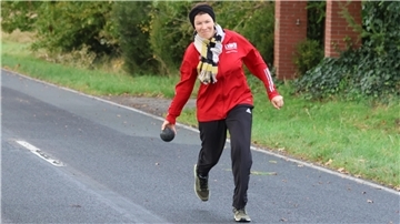 Britta Borchers aus Reitland beim Boßeln