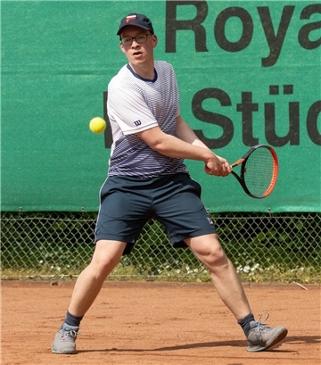 Daniel Schiller spielt beim SV Nordenham Tennis
