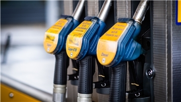 Zapfpistolen an einer Tankstelle.