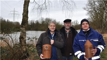 Mit dem Erlös des Nordenhamer Umweltlaufs sollen unter anderem Nistkästen angeschafft werden, die im Seenpark aufgehängt werden. Unser Bild zeigt (von links) den SVN-Geschäftsführer Tammo Seltmann sowie Dieter und Julian Blumenberg vom Naturschutzverein Nordenham.